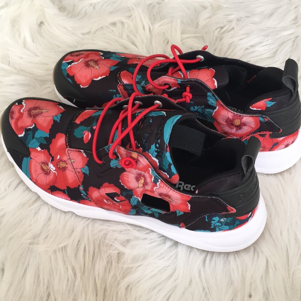 Reebok Women’s shoes sz 10
